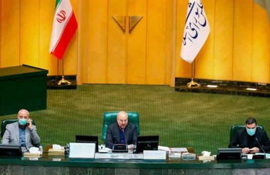 伊朗议会议长Mohammad-Bagher Ghalibaf(中)在首都德黑兰主持秘密会议，调查法克里扎德被杀事件